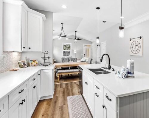 3-bedroom cottage in Port Royal with Outdoor Patio and Fire Pit