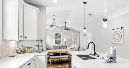 3-bedroom cottage in Port Royal with Outdoor Patio and Fire Pit