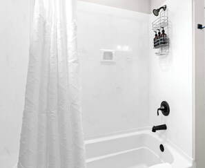 Shower, hair dryer, towels, soap - 3-bedroom cottage in Port Royal with Outdoor Patio and Fire Pit (Port Royal)