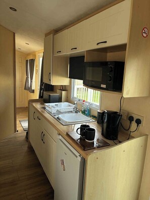 Fridge, microwave, oven, electric kettle - Delightful 3bedroom caravan in Ingoldmells HF143 at Coastfields (Ingoldmells)