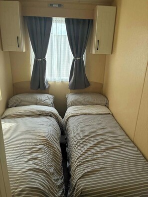 3 bedrooms, travel crib, bed sheets