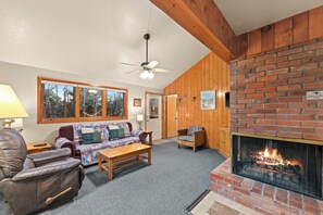 Una televisión, una chimenea