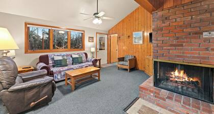 Large comfortable cabin, sleeps up to 8, very close to RMNP! Wildlife galore!