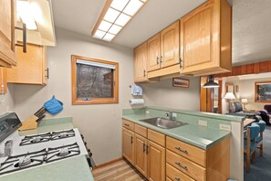 Microondas, horno y placa de cocina