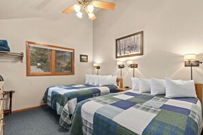 WiFi, bed sheets - Large comfortable cabin, sleeps up to 8, very close to RMNP!  Wildlife galore! (Estes Park)