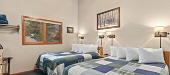 Large comfortable cabin, sleeps up to 8, very close to RMNP!  Wildlife galore!