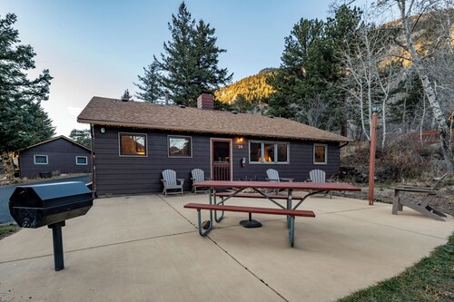 Large comfortable cabin, sleeps up to 8, very close to RMNP!  Wildlife galore!