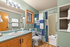 Secador de pelo, toallas, jabón y papel higiénico