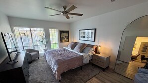 Unclassified image, 4 of 59, button - Bright spacious 2-bedrm 2-bath, upstairs condo, Guard-gated in the Biltmore area (Phoenix)