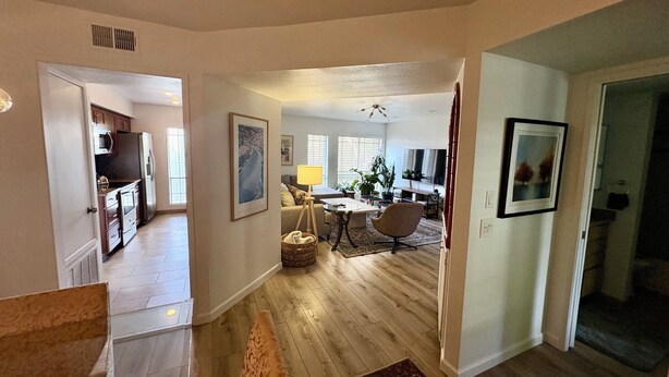 Unclassified image, 1 of 59, button - Bright spacious 2-bedrm 2-bath, upstairs condo, Guard-gated in the Biltmore area (Phoenix)