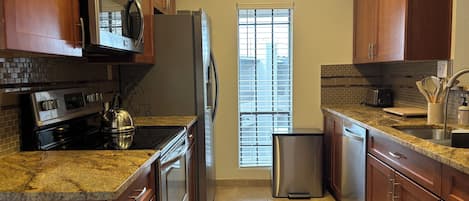 Microondas, horno, parrilla de estufa y lavavajillas