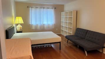 1 slaapkamer, een strijkplank/strijkijzer, internet, beddengoed