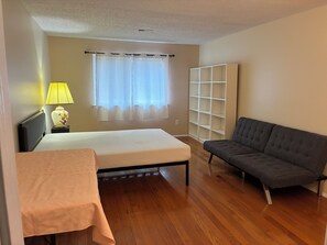 1 dormitori, planxa i posts de planxar, Internet i roba de llit 