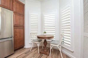 Dining - Adorable 1-bedroom condo on a quiet Lake Conroe cove! 31 DAY MINIMUM!! (Montgomery)