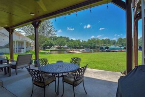 Outdoor dining - Adorable 1-bedroom condo on a quiet Lake Conroe cove! 31 DAY MINIMUM!! (Montgomery)