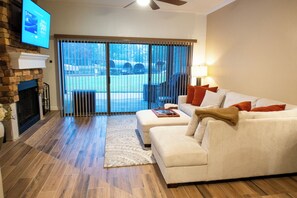 Living area - Adorable 1-bedroom condo on a quiet Lake Conroe cove! 31 DAY MINIMUM!! (Montgomery)