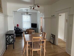 TV - Spacious apartment in Rosemont, Montreal (Montréal)