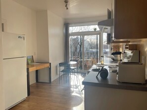 Private kitchen - Spacious Apartment in Rosemont, Montreal (Montréal)