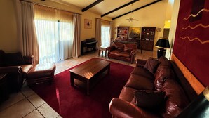 Living area - Large House In The Heart of Flagstaff. Walk Downtown And Parks. Huge Garage. (Flagstaff)