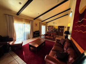 Smart TV, DVD player, ping pong, books - Large House In The Heart of Flagstaff. Walk Downtown And Parks. Huge Garage. (Flagstaff)