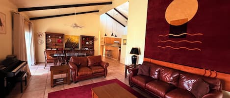 TV connectée, lecteur de DVD, table de tennis de table, livres