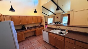 Private kitchen - Large House In The Heart of Flagstaff. Walk Downtown And Parks. Huge Garage. (Flagstaff)