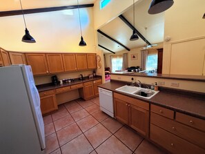 Fridge, microwave, oven, stovetop - Large House In The Heart of Flagstaff. Walk Downtown And Parks. Huge Garage. (Flagstaff)