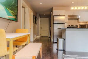 Dining - Private Cambie Village Suite min Downtown/Skytrain (Vancouver)