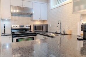 Fridge, microwave, oven, stovetop - Private Cambie Village Suite min Downtown/Skytrain (Vancouver)