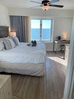 Tabla de planchar con plancha, wifi, ropa de cama