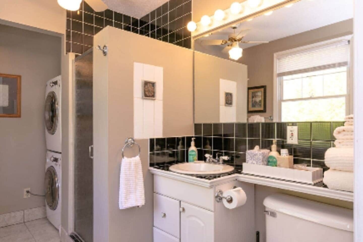 Een haardroger, handdoeken, zeep, toiletpapier