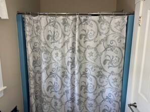 Séchoir à cheveux, serviettes fournies, savon, papier de toilette