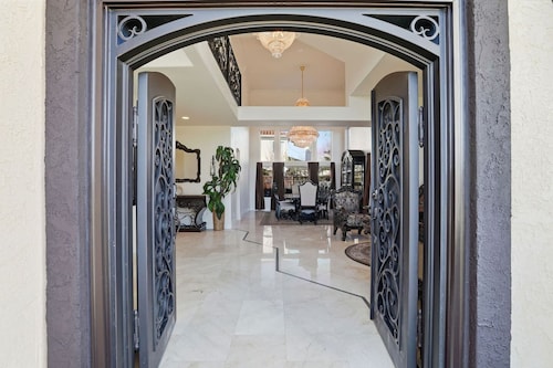 Luxury Mediterranean Villa w/ Pool - Sleeps 10