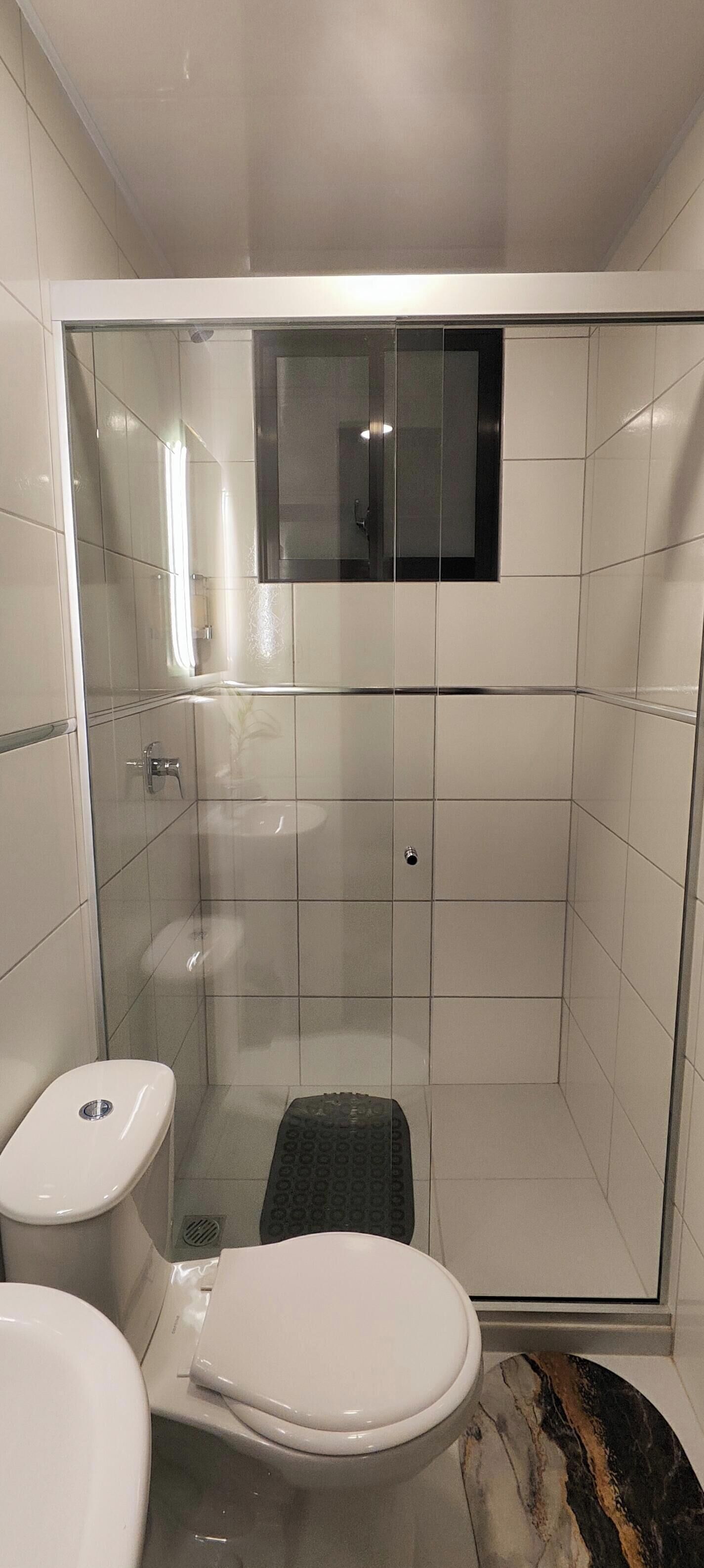 Ducha, toallas, jabón y papel higiénico