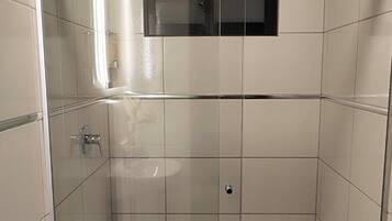 Ducha, toallas, jabón y papel higiénico