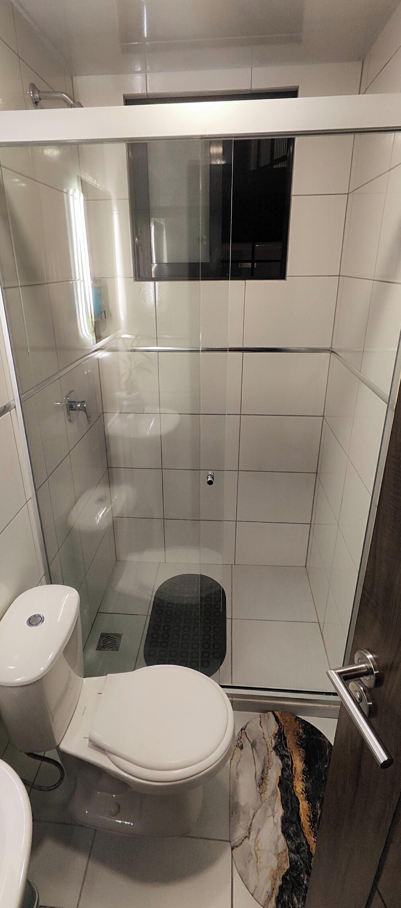 Dusj, håndklær, såpe og toalettpapir