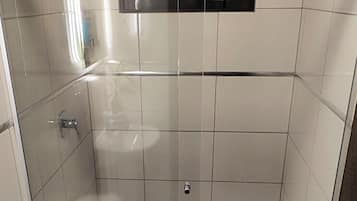 Dusj, håndklær, såpe og toalettpapir