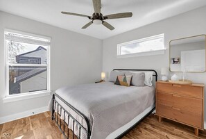 1 bedroom, in-room safe, iron/ironing board, travel cot - Cozy retreat in carriage house near downtown Indianapolis (Indianapolis)