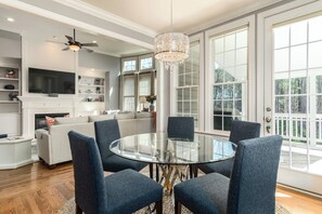 Dining - Serene 1-bedroom house with AC in charming Columbus (Columbus)