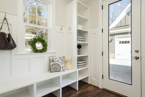 Interior - Serene 1-bedroom house with AC in charming Columbus (Columbus)