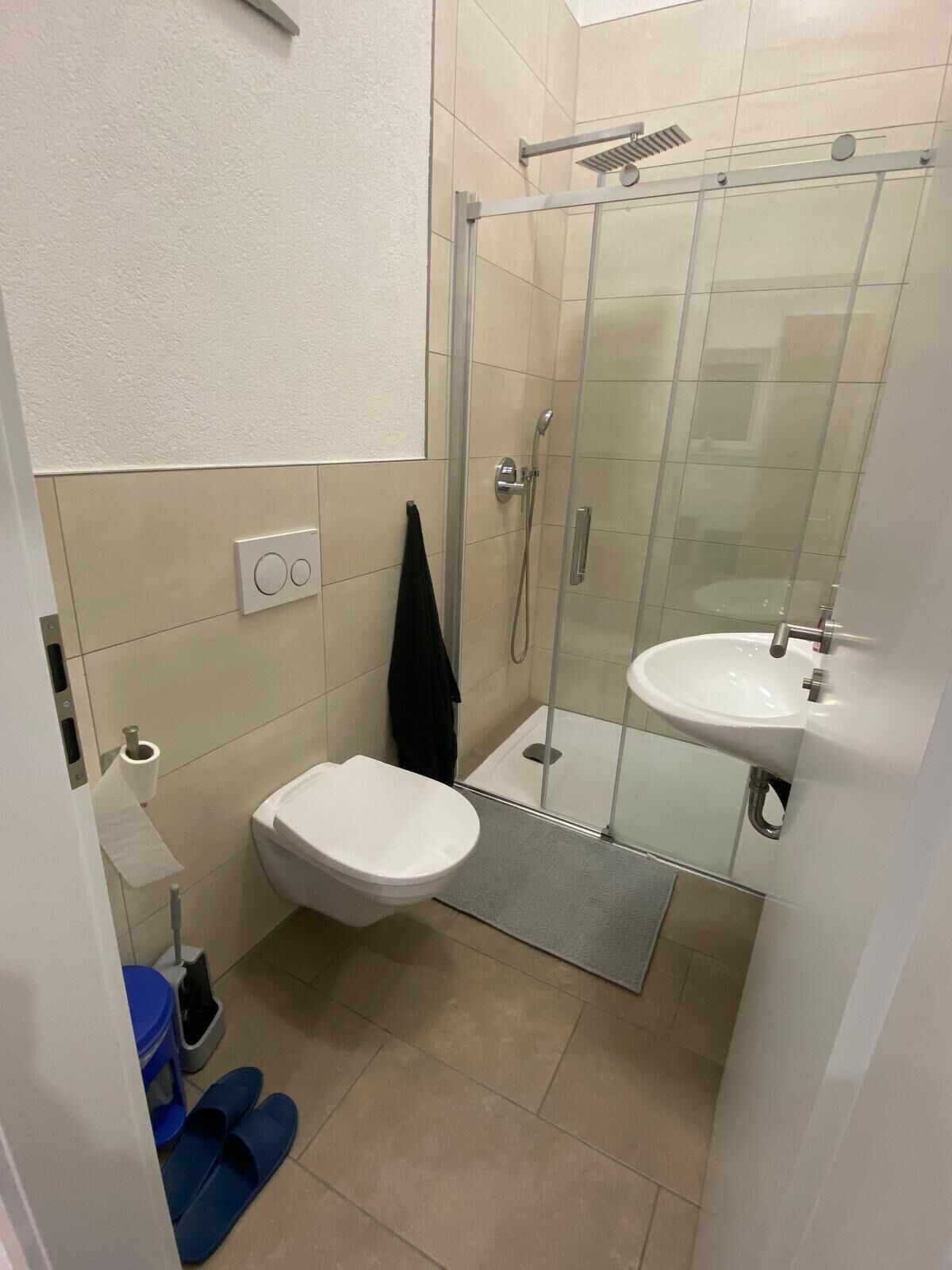 Douche, serviettes fournies, savon, papier toilette