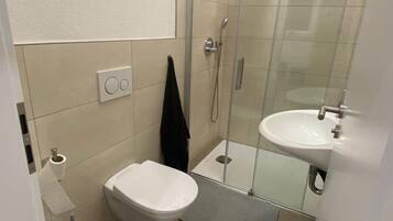 Douche, serviettes fournies, savon, papier toilette