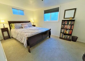 Blackout drapes, iron/ironing board, free WiFi - Modern 7-Bedroom Family Oasis (Sandy)