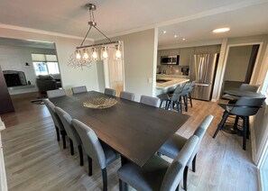 Dining - Modern 7-Bedroom Family Oasis (Sandy)