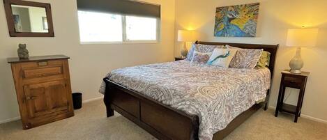 Verduisterende gordijnen, een strijkplank/strijkijzer, gratis wifi