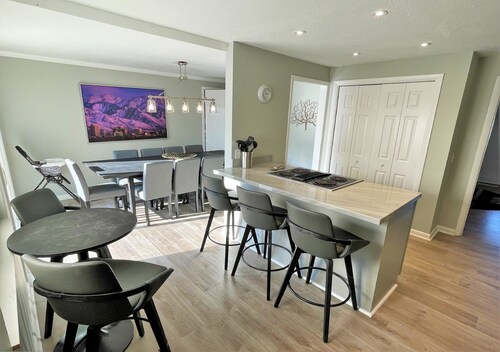 Modern 7-Bedroom Family Oasis