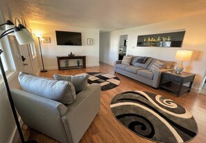 Living area - Modern 7-Bedroom Family Oasis (Sandy)