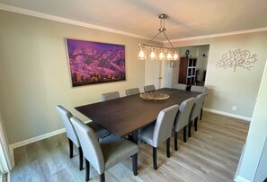 Dining - Modern 7-Bedroom Family Oasis (Sandy)