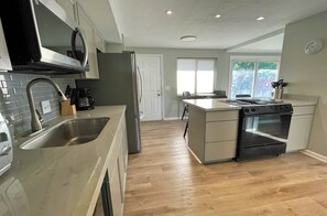 Private kitchen - Modern 7-Bedroom Family Oasis (Sandy)