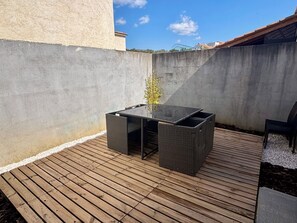 Outdoor dining - Garden apartment in the country yet in the city (Ajaccio)
